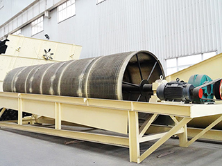 其包括底座、激振裝置、機架及設于 機架上的復數個篩分滾筒、料斗、驅動裝置、復數個輸送裝置